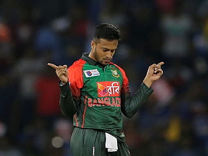 Shakib Al Hasan in Bangladesh Cricket Jersey Pointing at Stadium Crowd HD wallpaper