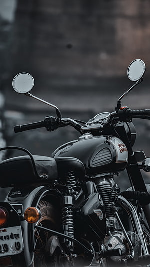 Classic Royal Enfield Bullet Motorcycle Close-Up HD phone wallpaper