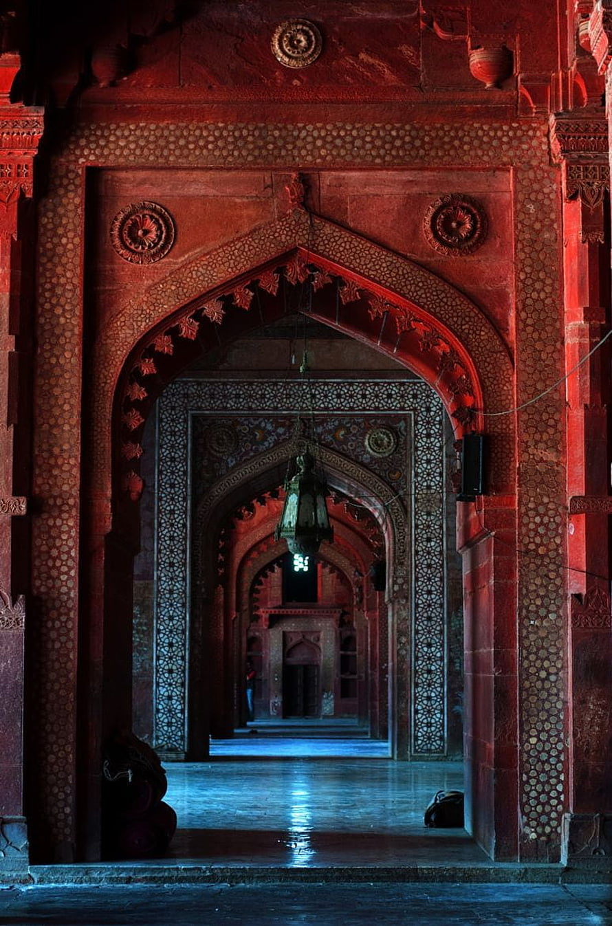 Intricate Red Sandstone Arches and Blue Marble Corridor in Indian Mughal Architecture HD phone wallpaper