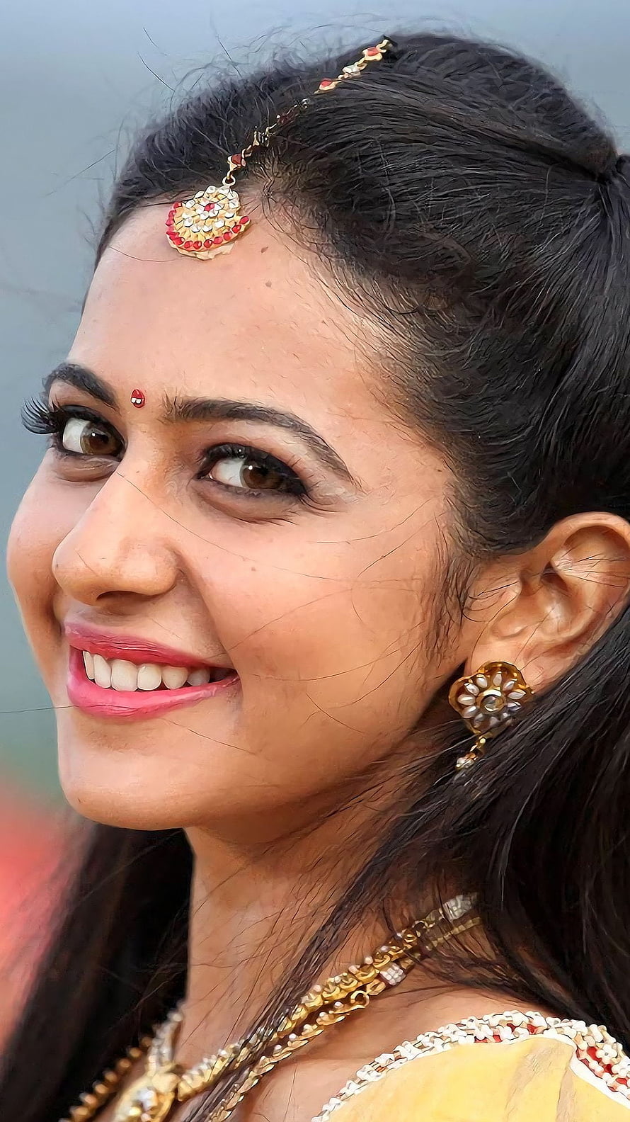 Portrait of a smiling woman wearing traditional Indian jewelry and a maang tikka, Rakul Preet singh, telugu actress HD phone wallpaper