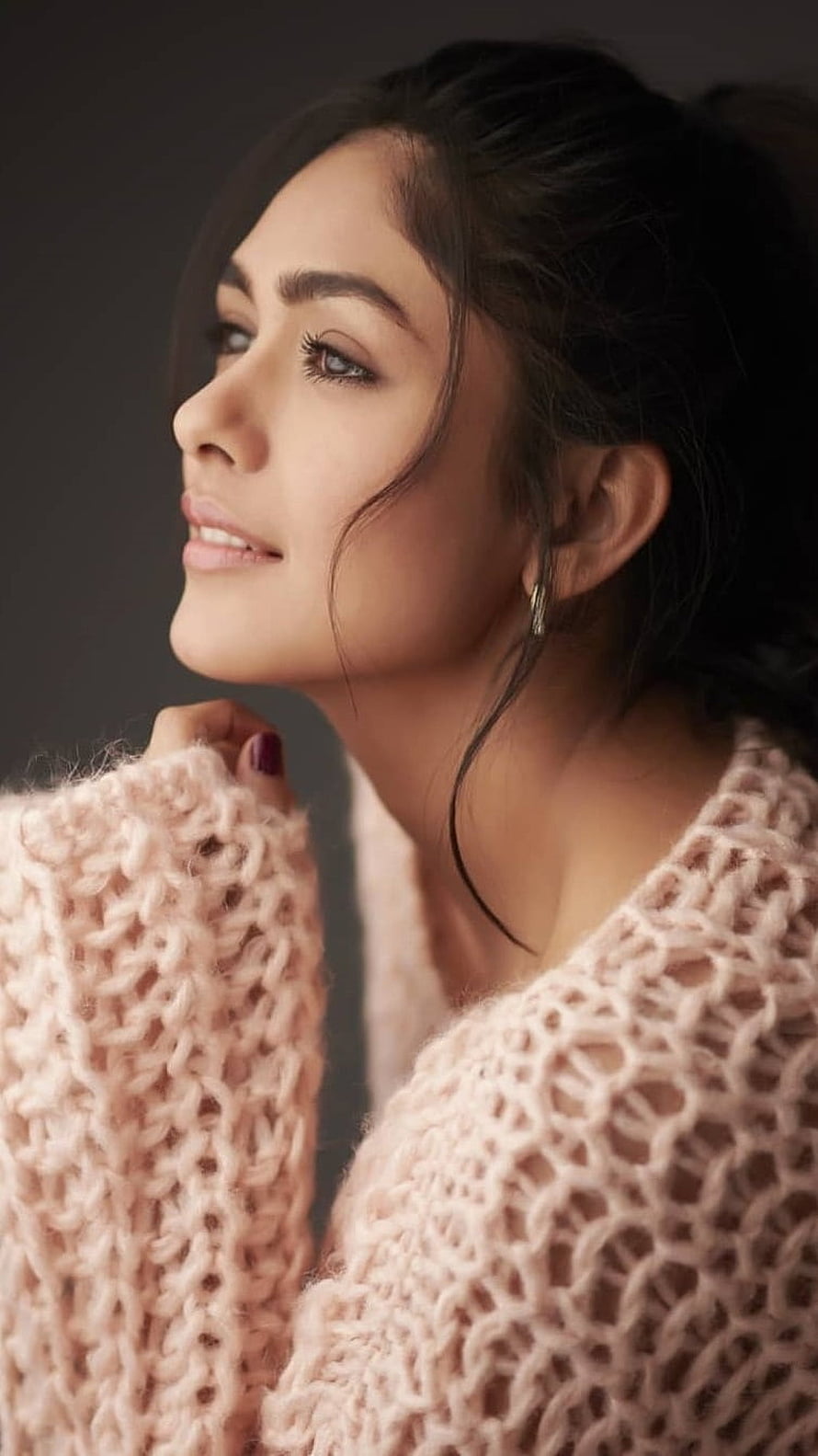 Huma Qureshi in a cozy pink knit sweater looking away with a soft smile HD phone wallpaper