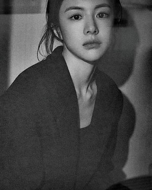 Black and White Portrait of Actress Lee Min Young in Dark Blazer HD phone wallpaper
