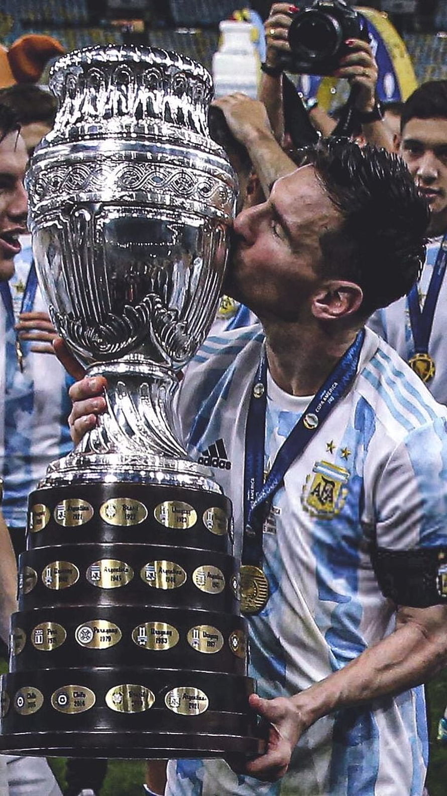 Lionel Messi Kissing The Copa America Trophy In Argentina Jersey HD phone wallpaper