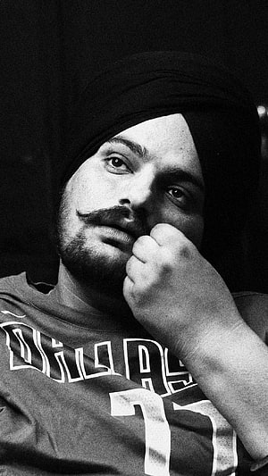 Portrait of a man wearing a turban and a Dallas jersey with a contemplative expression, Sidhu Moose Wala Black, Black And White HD phone wallpaper