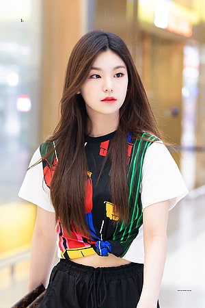 Yeji from ITZY in a colorful graphic top and black drawstring pants HD phone wallpaper