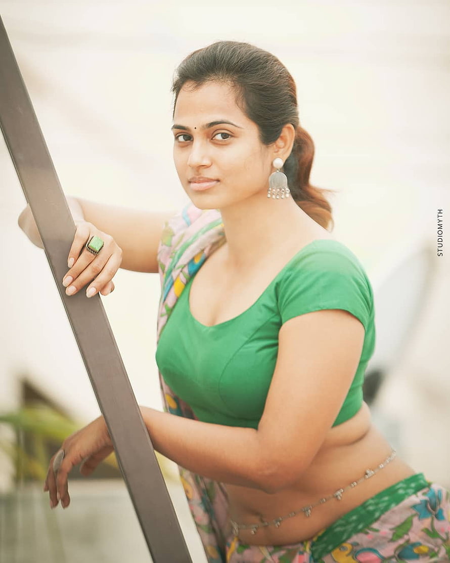 Woman in Green Blouse and Floral Saree Leaning on Railing, Ramya Pandian hot HD phone wallpaper