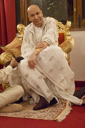Bald Man in White Embroidered Kurta Seated on Ornate Gold Chair, Jai Guru Ji, Guruji HD phone wallpaper