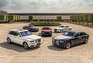 Rolls-Royce Cullinan, Phantom, Ghost, Wraith, and Dawn luxury car lineup in a grand courtyard HD wallpaper