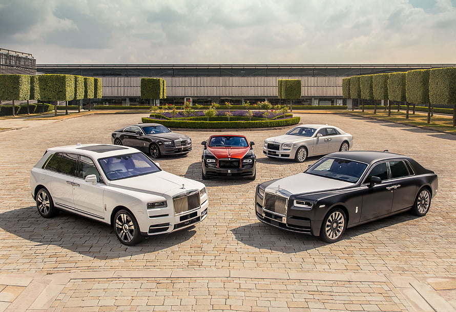 Rolls-Royce Cullinan, Phantom, Ghost, Wraith, and Dawn luxury car lineup in a grand courtyard HD wallpaper