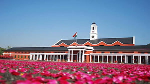 Rashtrapati Bhavan in New Delhi with Rose Petals on the Ground HD wallpaper
