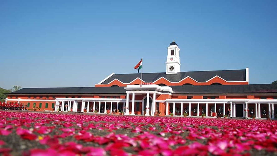Rashtrapati Bhavan in New Delhi with Rose Petals on the Ground HD wallpaper