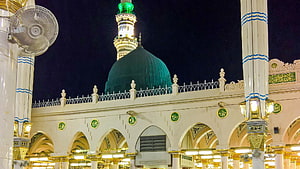 Green Dome of Prophet's Mosque in Madina at Night with Illuminated Minaret HD wallpaper