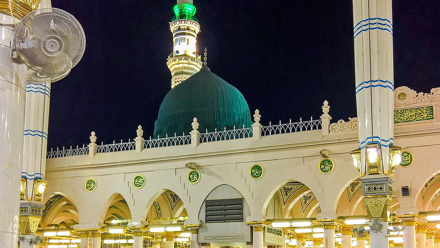 Green Dome of Prophet's Mosque in Madina at Night with Illuminated Minaret HD wallpaper