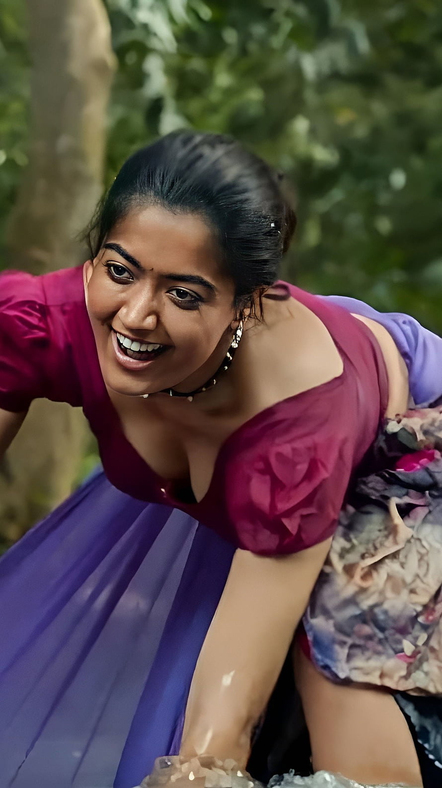 Samantha Ruth Prabhu in a vibrant purple and magenta saree smiling outdoors, Rashmika mandanna, pushpa, telugu actress HD phone wallpaper