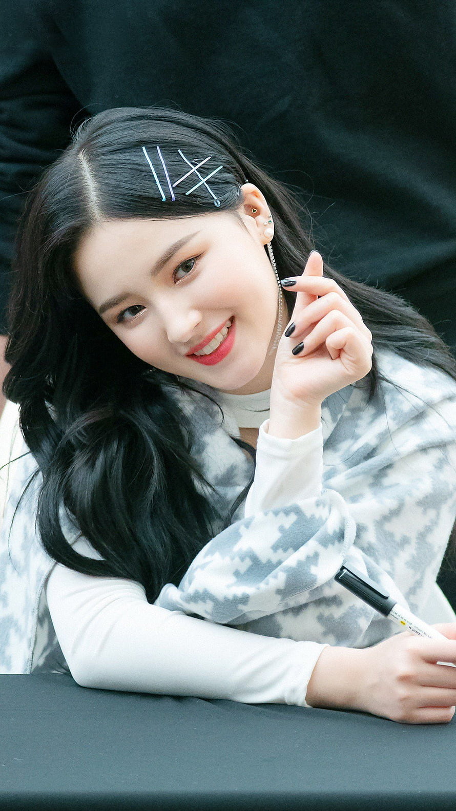 Jisoo from Blackpink smiling with hair clips and holding a marker HD phone wallpaper