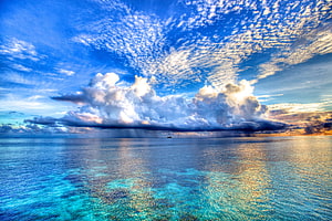 Tropical Ocean Horizon With Dramatic Cumulus Clouds And Turquoise Shallows HD wallpaper
