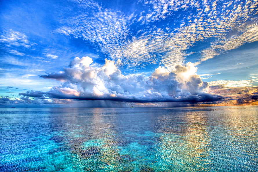 Tropical Ocean Horizon With Dramatic Cumulus Clouds And Turquoise Shallows HD wallpaper