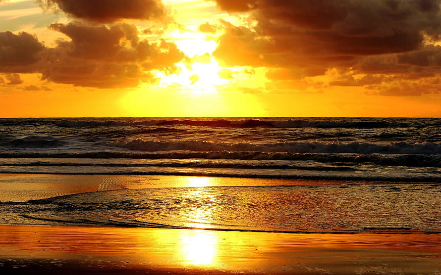 Golden Ocean Sunset with Dramatic Clouds and Shimmering Beach Reflections HD wallpaper