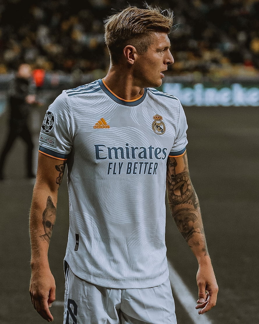 Toni Kroos in Real Madrid Away Kit with Emirates Sponsorship on the Pitch HD phone wallpaper
