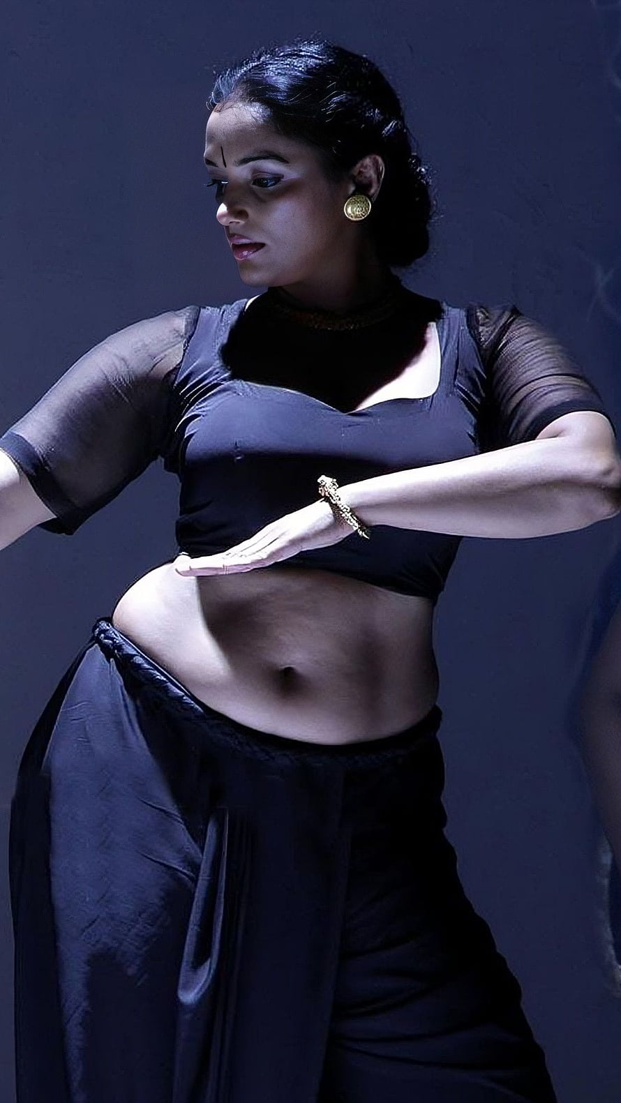 Indian Classical Dancer in Black Attire Performing Bharatanatyam HD phone wallpaper