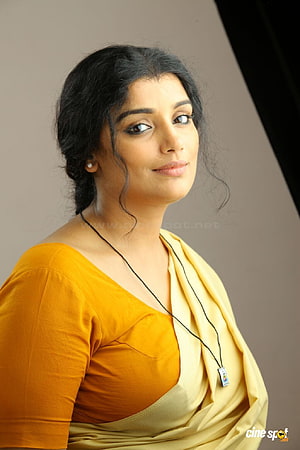 Swetha Menon Portrait in Traditional Saree with Warm Studio Lighting HD phone wallpaper
