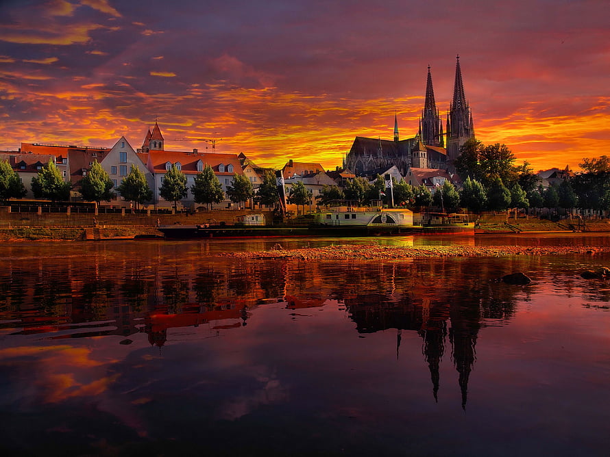 Regensburg Cathedral and Old Town Reflected in the Danube River at Sunset HD wallpaper
