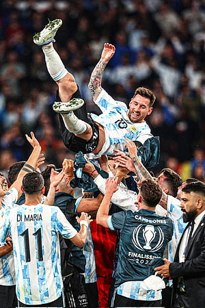 Lionel Messi Celebrates Argentina Finalissima 2022 Victory Lifted by Teammates HD phone wallpaper