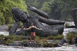 Raavanan Statue Reclining in River with Man Standing in Front, Raavanan HD wallpaper