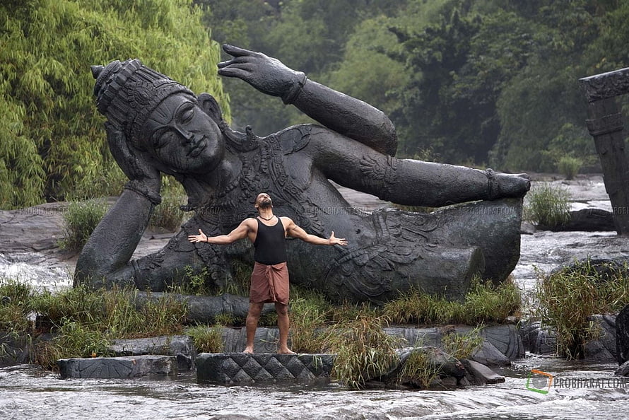 Raavanan Statue Reclining in River with Man Standing in Front, Raavanan HD wallpaper