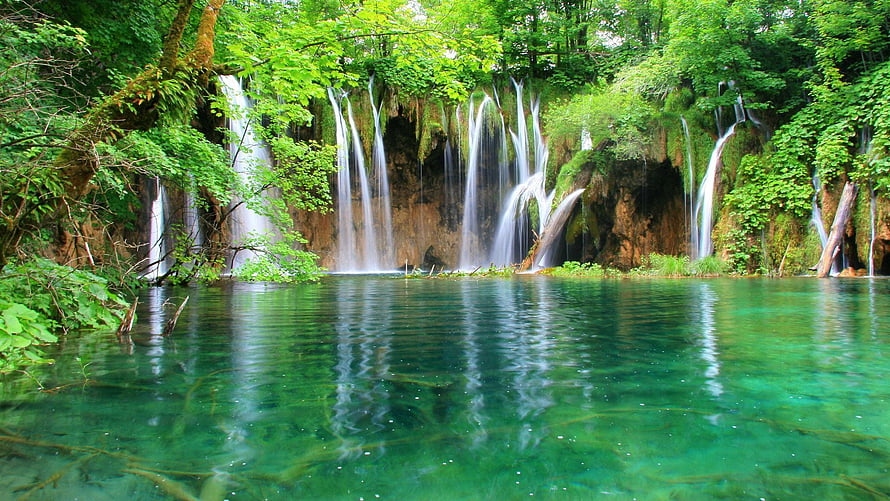 Serene Plitvice Lakes Waterfalls with Turquoise Waters and Lush Green Forest HD wallpaper