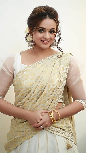 Elegant Woman in Cream and Gold Saree with Traditional Jewelry, Bhavana, mallu aunty, saree lover HD phone wallpaper