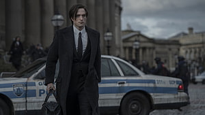 Robert Pattinson as Bruce Wayne in The Batman Walking Through a Gritty Urban Street, Bruce Wayne Robert Pattinson The Batman HD wallpaper