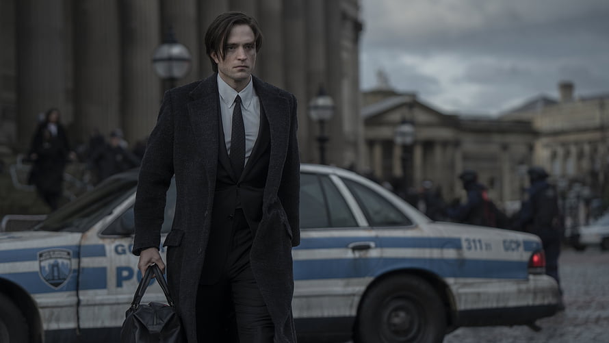 Robert Pattinson as Bruce Wayne in The Batman Walking Through a Gritty Urban Street, Bruce Wayne Robert Pattinson The Batman HD wallpaper