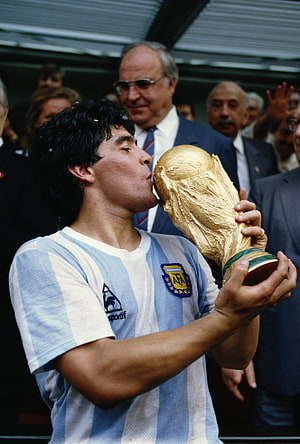 Diego Maradona Kissing The FIFA World Cup Trophy In Argentina Jersey HD phone wallpaper