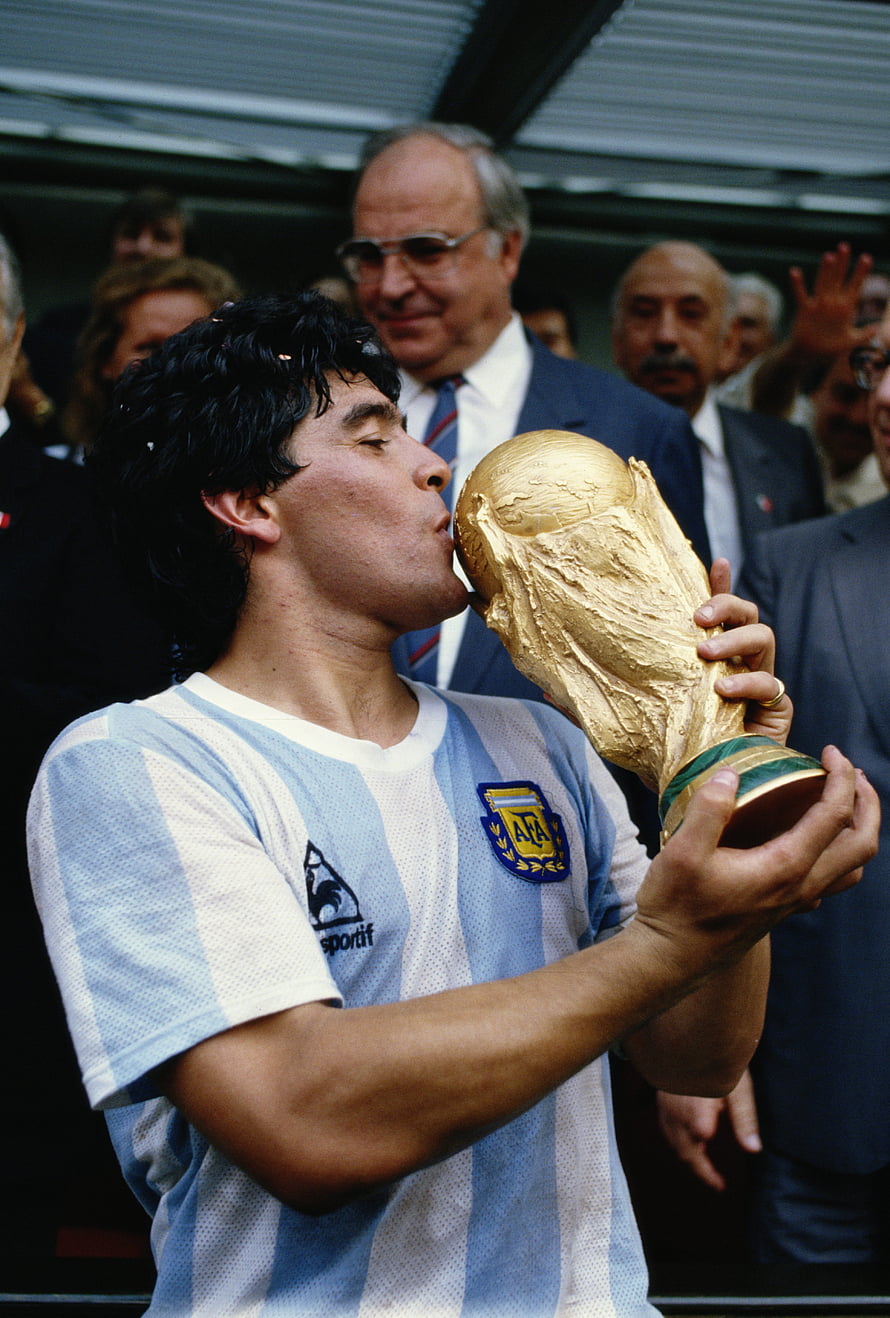 Diego Maradona Kissing The FIFA World Cup Trophy In Argentina Jersey HD phone wallpaper