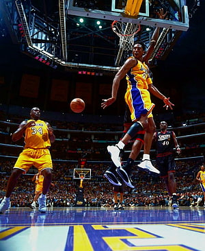 Kobe Bryant Lakers Action Shot Dunking Over Shaquille O'Neal and Philadelphia 76ers HD phone wallpaper