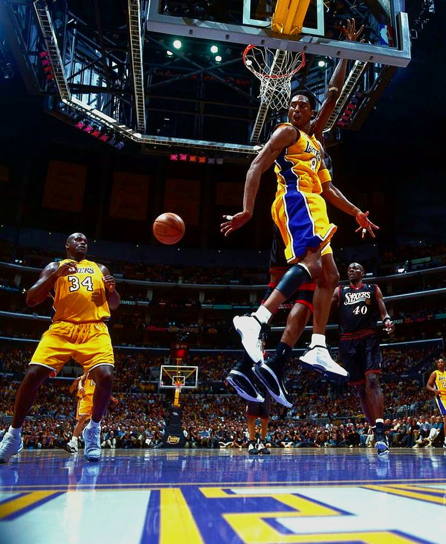 Kobe Bryant Lakers Action Shot Dunking Over Shaquille O'Neal and Philadelphia 76ers HD phone wallpaper