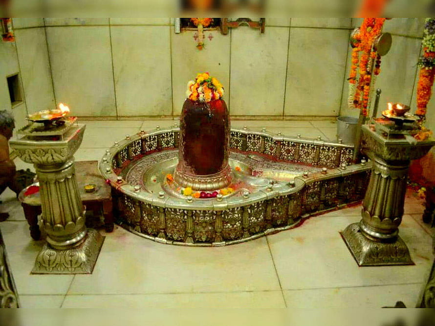 Mahakaleshwar Jyotirlinga Shrine in Ujjain with Ornate Silver Railing and Oil Lamps HD wallpaper