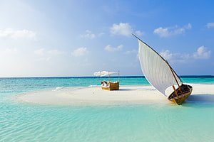 Traditional Dhoni Boat Anchored on White Sandbank in Turquoise Maldives Ocean HD wallpaper