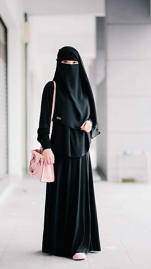 Elegant Black Abaya and Niqab Outfit with Pink Handbag and Shoes HD phone wallpaper