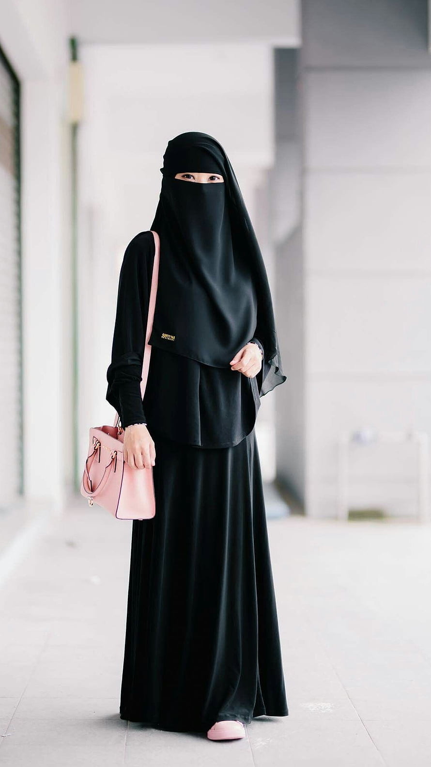 Elegant Black Abaya and Niqab Outfit with Pink Handbag and Shoes HD phone wallpaper