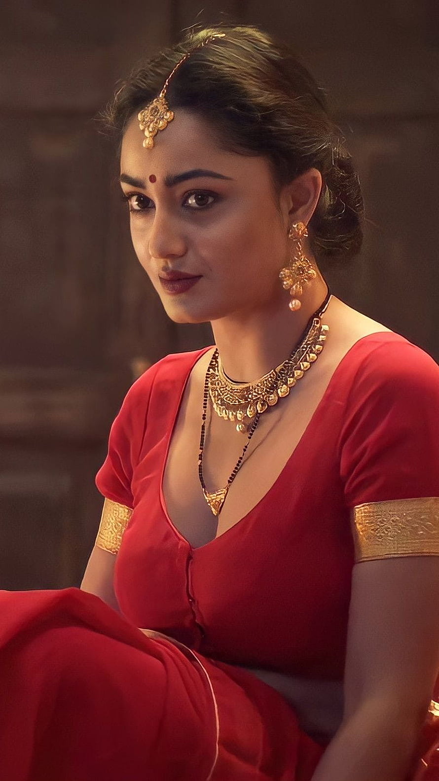 Portrait of a woman in a red saree with traditional gold jewelry and maang tikka, Tridha Choudary, ashram, hindi movie HD phone wallpaper