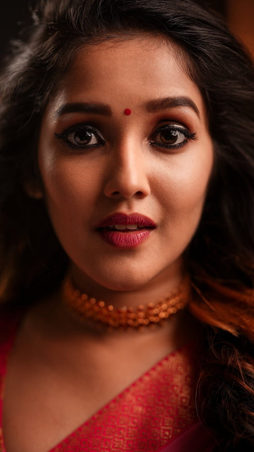 Anikha Surendran Portrait in Traditional Red Saree with Gold Necklace and Bind HD phone wallpaper