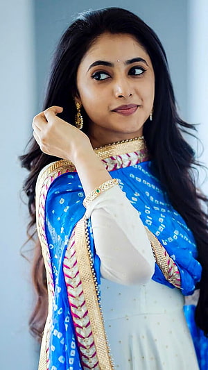 Ashritha Iyer in a white and blue traditional outfit with gold jewelry HD phone wallpaper