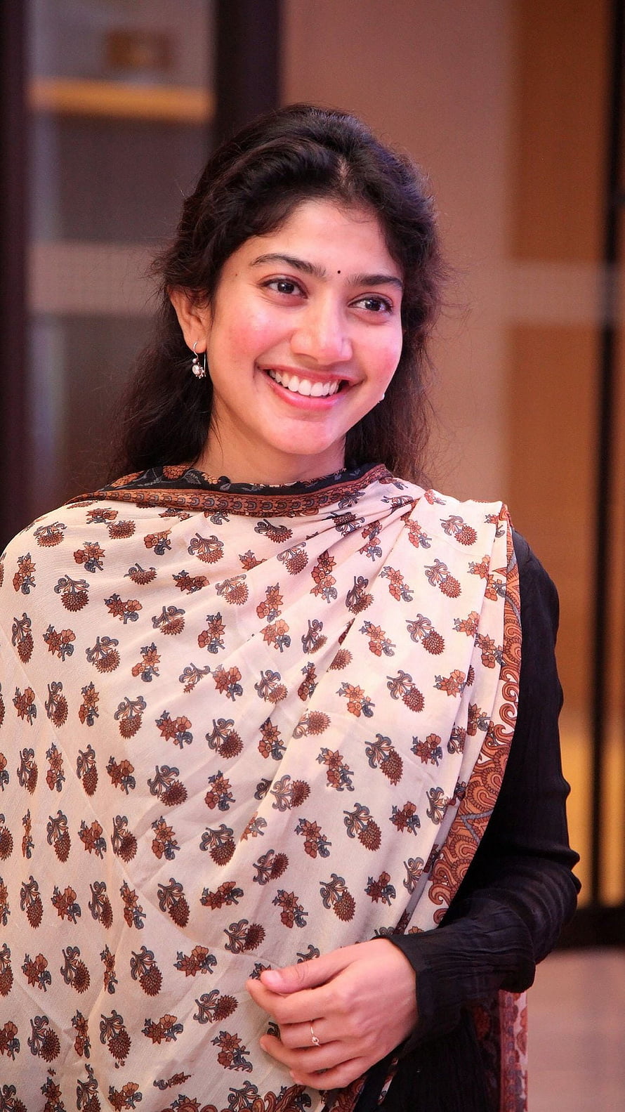 Smiling woman wearing a traditional printed dupatta and black outfit, Sai pallavi, love story HD phone wallpaper