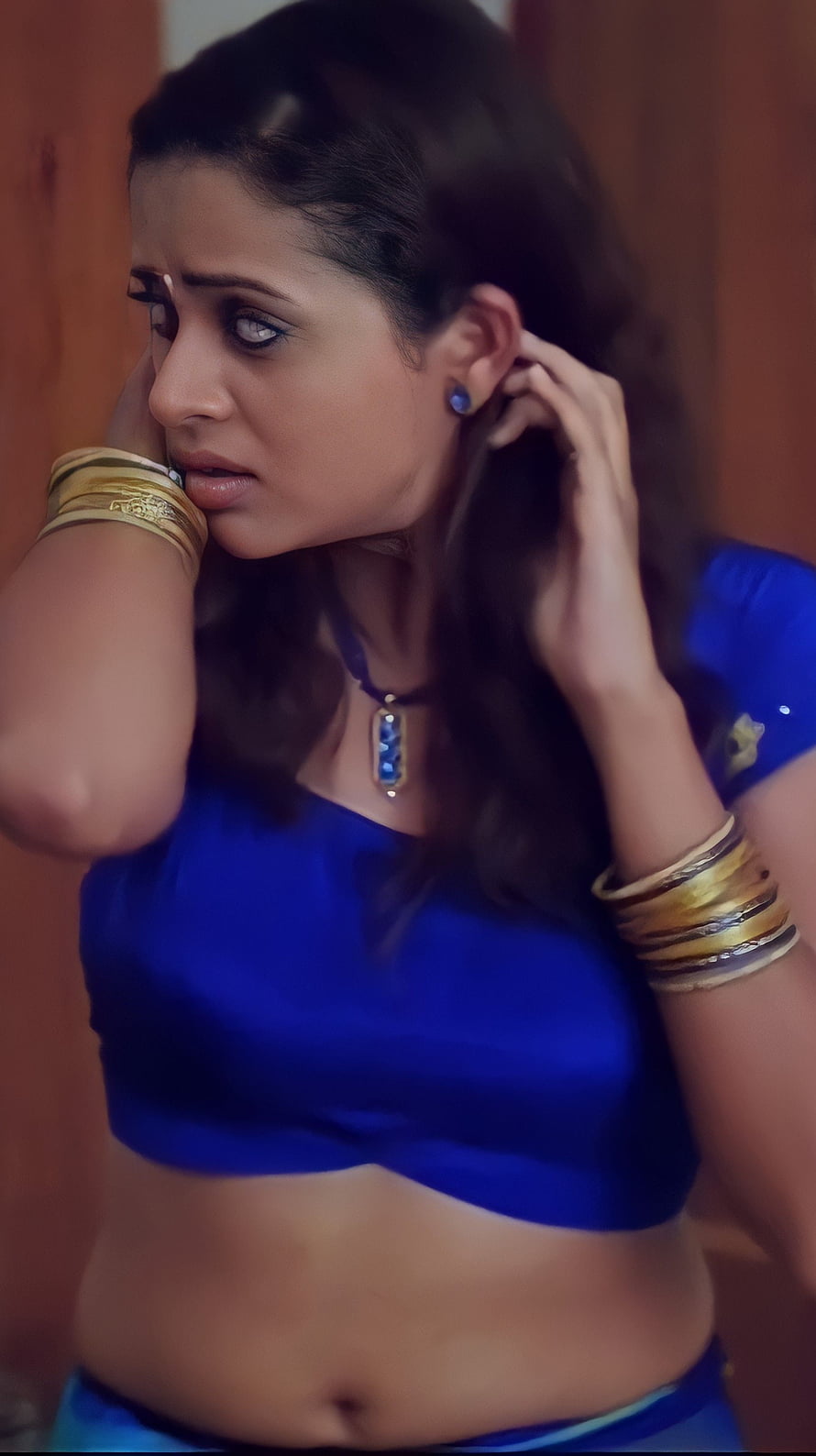 Samantha Ruth Prabhu in Blue Traditional Outfit with Gold Bangles, Bhavana Menon, malayalam actress, navel HD phone wallpaper