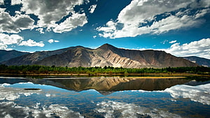 Serene Mountain Lake Reflection Under Dramatic Cloudy Sky HD wallpaper