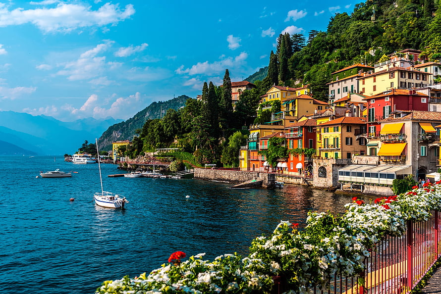Colorful Lakeside Village on Lake Como with Boats and Mediterranean Architecture HD wallpaper