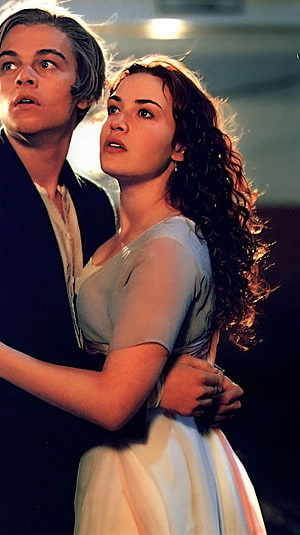 Leonardo DiCaprio and Kate Winslet in a dramatic embrace from the film Titanic HD phone wallpaper