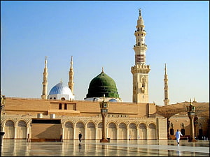 Al-Masjid an-Nabawi in Medina with Green Dome and Minarets HD wallpaper